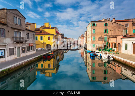L'Europe, Italie, Vénétie, Venise. Maisons colorées de Chioggia reflétée dans le canal principal. Banque D'Images