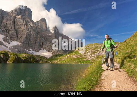 L'Europe, Italie, Vénétie, Italie. Randonneur passe près du lac Coldai le long de la CAI 560, qui à ce moment coïncide avec l'Alta Via n. 1 des Dolomites. Banque D'Images