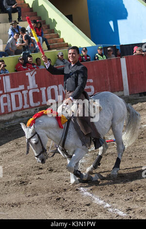 18 juin 2017, Pujili, Equateur : torero dans l'arène apporte est cheval à genoux comme un hommage aux spectateurs Banque D'Images