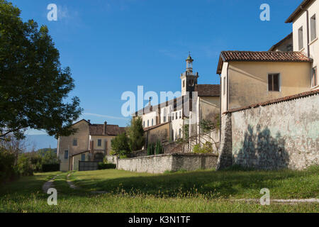 La Verdana monastère est situé au pied de la montagne du même nom qui domine la ville, et se trouve dans le parc des dolomites de Belluno le. Construit, agrandi et modifié au fil des siècles, sur la base d'un ancien bâtiment utilisé comme un hospice dédié à Saint Mark Verdana. La Chartreuse est le point de départ de nombreux itinéraires dans les Monti del Sole, y compris l'ascension de Bergam Verdana et thématiques circuit 'La voie des Hospices' Banque D'Images