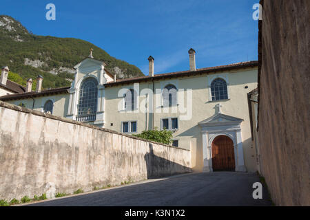 La Verdana monastère est situé au pied de la montagne du même nom qui domine la ville, et se trouve dans le parc des dolomites de Belluno le. Construit, agrandi et modifié au fil des siècles, sur la base d'un ancien bâtiment utilisé comme un hospice dédié à Saint Mark Verdana. La Chartreuse est le point de départ de nombreux itinéraires dans les Monti del Sole, y compris l'ascension de Bergam Verdana et thématiques circuit 'La voie des Hospices' Banque D'Images