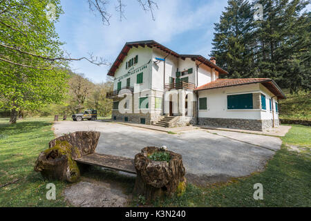 Ranger's house en un jour de printemps, Lama, forêt Forêts Casentinesi NP, Emilia Romagna, Italie district Banque D'Images