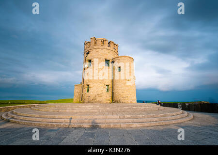 O'Brien's Tower, les Falaises de Moher, Doolin, comté de Clare, Munster, Irlande, province de l'Europe. Banque D'Images