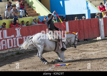 18 juin 2017, Pujili, Equateur : torero dans l'arène apporte est cheval à genoux comme un hommage aux spectateurs Banque D'Images
