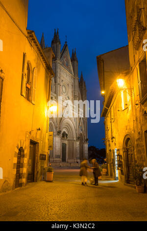 Orvieto, Terni, Ombrie, Italie. Le centre historique au crépuscule avec la façade de la cathédrale sur l'arrière-plan. Banque D'Images