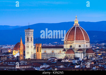 L'Europe, Italie, Toscane, Florence. La cathédrale de Florence avec la Basilique de Santa Maria Novella en tenue de soirée Banque D'Images