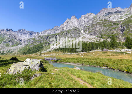 Le début de la vallée ; Buscagna Alpe Devero, Valle Antigorio, Piémont, Italie. Banque D'Images