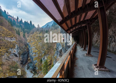 Avis de podium sur la Via Mala di Scalve, Dezzo di Scalve, Val di Scalve, province de Bergame, Lombardie, Italie. Banque D'Images