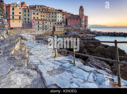 Coucher du soleil de printemps sur le rocher à pied à Lerici, Tellaro, Golfe de La Spezia, Ligurie, Italie. Banque D'Images