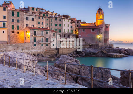 Soirée des lumières dans la ville de Lerici, Tellaro, Golfe de La Spezia, Ligurie, Italie. Banque D'Images