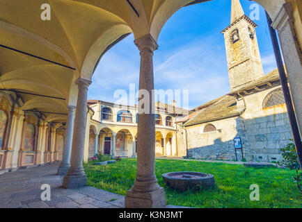 Mergozzo, lac Mergozzo, Piémont, Italie. Église et son vieux cloître de peintures et d'arcades. Banque D'Images