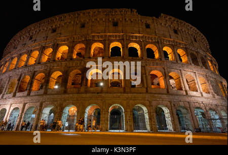 Le Colisée la nuit, Rome, Italie Banque D'Images