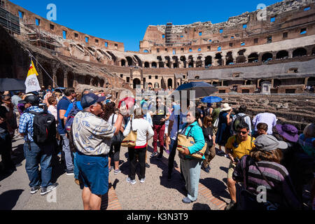 Les touristes au Colisée à Rome, Italie Banque D'Images