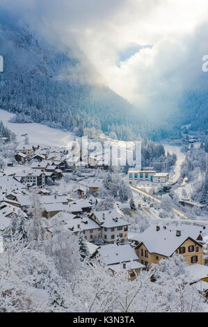 La petite ville de Filisur avec de la neige en hiver. La Suisse, Europe Banque D'Images