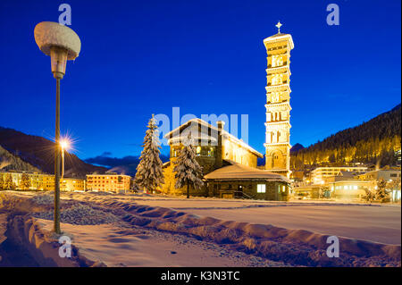 Église Saint Moritz avec feux à la tombée de la neige immaculée. La Suisse, l'Europe, de l'Engadine Banque D'Images