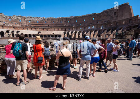 Les touristes au Colisée à Rome, Italie Banque D'Images