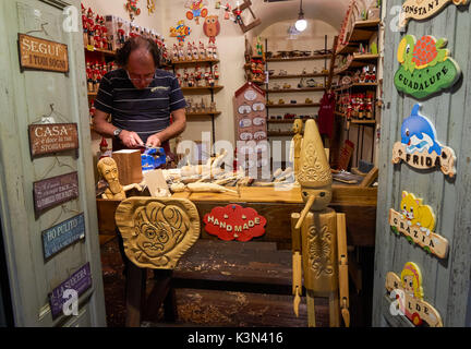 Souvenirs en bois artiste local à Rome, Italie Banque D'Images