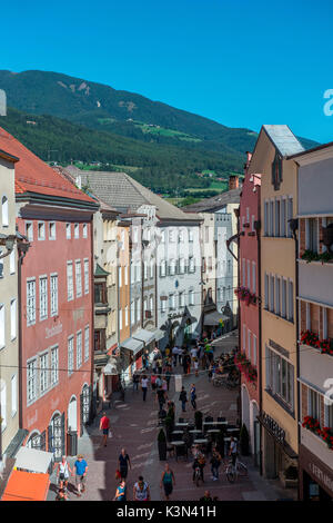 Brunico, le Tyrol du Sud, Italie. La rue commerçante de Brunico/Bruneck. Banque D'Images