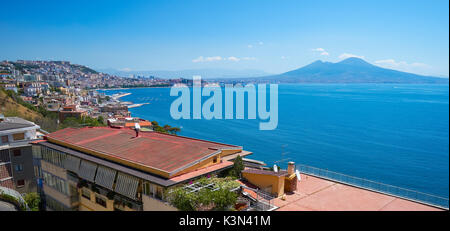 Vue panoramique sur le golfe de Naples, avec le Vésuve en arrière-plan, Italie Banque D'Images