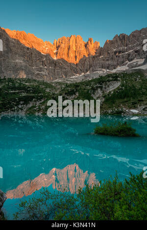 Lac Sorapiss, Dolomites, Veneto, Italie. Coucher du soleil dans le Sorapiss groupe. Dans le Sorapiss Lake reflète les pics de Tre Sorelle (Three Sisters) Banque D'Images