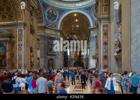 Les touristes et les pèlerins dans la Basilique Saint-Pierre, Vatican, Rome, Italie Banque D'Images