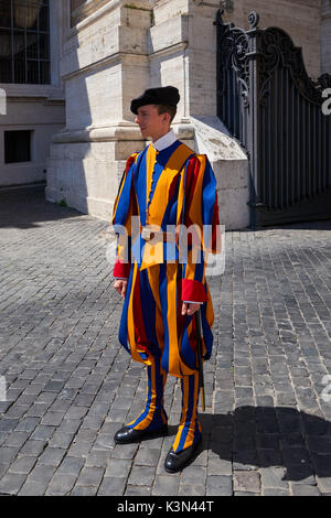 Un membre de la Garde Suisse Pontificale lors de la la Place Saint Pierre dans la Cité du Vatican, Rome, Italie Banque D'Images