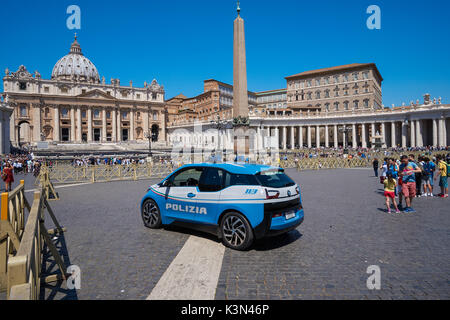 Voiture de police à la place St Pierre dans la Cité du Vatican, Rome, Italie Banque D'Images