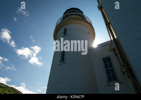 Gros plan Phare, Fidra Island, Firth of Forth, Écosse, Royaume-Uni, construit par Stevensons avec des rayons du soleil brillant derrière la tour Banque D'Images