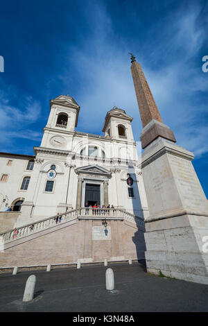 L'église de la Santissima Trinità dei Monti et obélisque Sallustiano près de la place d'Espagne à Rome, Italie Banque D'Images