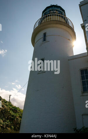 Gros plan Phare, Fidra Island, Firth of Forth, Écosse, Royaume-Uni, construit par Stevensons avec des rayons du soleil brillant derrière la tour Banque D'Images