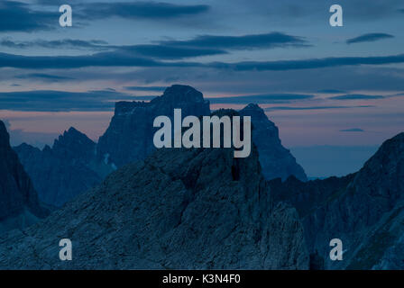 Nuvolau, Dolomites, Veneto, Italie. La lumière diffusée le matin sur le mont Pelmo et Ra Gusela Banque D'Images