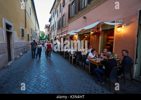 Les touristes visitant restaurants dans le Trastevere, Rome, Italie Banque D'Images