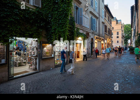 Les touristes visitant restaurants et magasins dans le Trastevere, Rome, Italie Banque D'Images