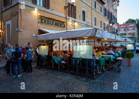 Les touristes visitant restaurants dans le Trastevere, Rome, Italie Banque D'Images