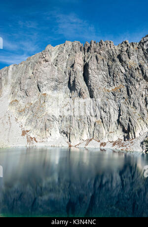 Cima d'Asta, Trentino, en Italie. La Cima d'Asta (2847m). Sous la paroi rocheuse du lac de Cima d'Asta Banque D'Images