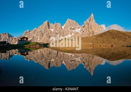 Passo Rolle, Dolomites, Trentino, en Italie. Le mountaingroup de Pala di San Martino se reflétant dans le lac près de la Hutte de Segantini. De gauche Mulaz, Cima dei, Bureloni Vezzana Cimon et Cima della Pala. Banque D'Images