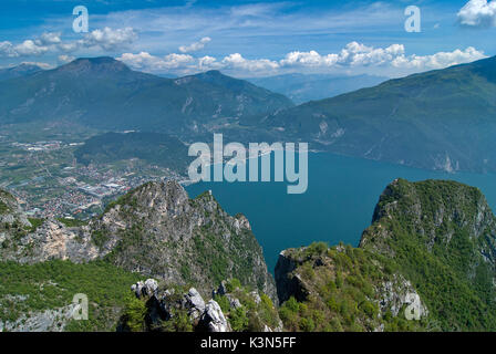 Le lac de Garde, le Trentin, Lombardie, Italie. Vue profonde au Lac de Garde de sommet de la Cima Rocca. Banque D'Images