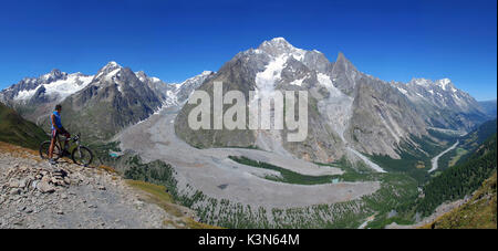 Biker en face du Monte Bianco (Mont Blanc), Val Veny, vallée d'aoste, Italie, Banque D'Images