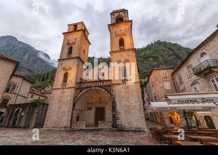 Cathédrale de Saint Tryphon, vue de la façade extérieure, la vieille ville de Kotor, Monténégro Banque D'Images