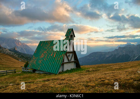 L'Europe, Italie, Vénétie, Italie. Petite église à Passo Giau, dédiée à St.John Guadalberto patron de le garde forestier, Colle Santa Lucia, Dolomites Banque D'Images