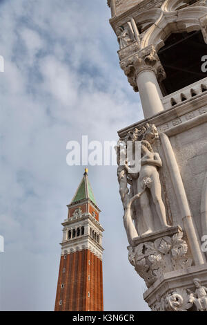 L'Europe, Italie, Vénétie. Le clocher de San Marco et un détail sur le Palais des Doges, Venise Banque D'Images