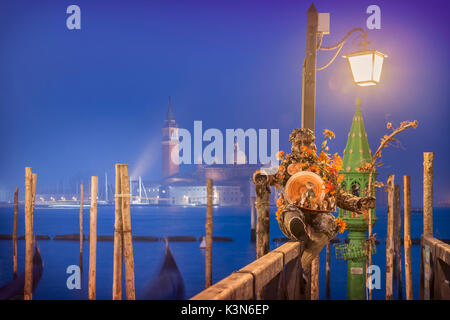 Masque de Carnaval de Venise à Riva degli Schiavoni la nuit. Venise, Vénétie, Italie, Europe Banque D'Images