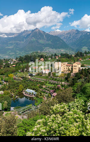 Merano/Meran, le Tyrol du Sud, Italie. L'eau et de jardins en terrasses dans les jardins du château de Trauttmansdorff Banque D'Images