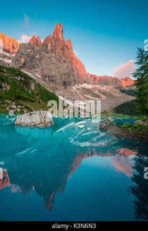 Lac Sorapiss, Dolomites, Veneto, Italie. Lever du soleil dans le Sorapiss groupe. Dans le lac Sorapiss reflétait la Dito di Dio (le doigt de Dieu) Banque D'Images