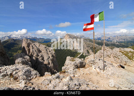 Dolomites, Veneto, Italie. Signe de paix sur Sasso di strie. Dans l'arrière-plan la Marmolada Banque D'Images