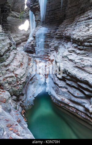 L'Europe, Italie, Vénétie, Italie. La gorge de Brent de l'art en hiver, Sant'Antonio di Tortal, municipalité de Trichiana Banque D'Images