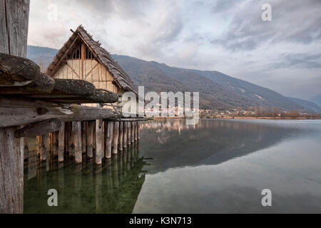 Sur les rives du lac de Lago est l'Archeopark Livelet (parc archéologique de l'enseignement). La structure entière est construite sur pilotis, dans la zone il y a trois cabanes, réalisée en grandeur réelle, une maison sur pilotis est pris en charge par piles directement sur l'eau, l'un est entièrement construit sur la terre ferme, et un troisième est fait la moitié sur terre et moitié sur l'eau. Livelet, Revine Lago, Trévise Banque D'Images