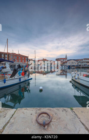 L'Europe, la Slovénie, Primorska, Izola. Vieille ville et du port avec bateaux de pêche dans la matinée Banque D'Images