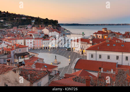 L'Europe, la Slovénie, l'Istrie, Piran. Vue sur la place Tartini et le centre-ville au crépuscule Banque D'Images