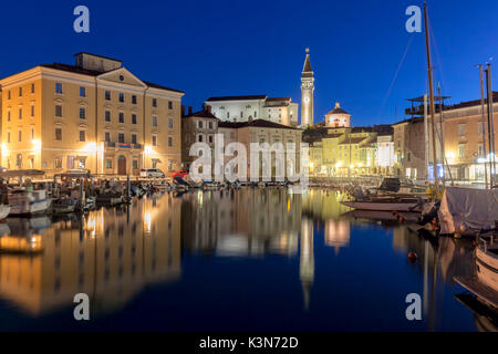 L'Europe, la Slovénie, l'Istrie, Piran. Nuit sur le pittoresque port de Piran Banque D'Images